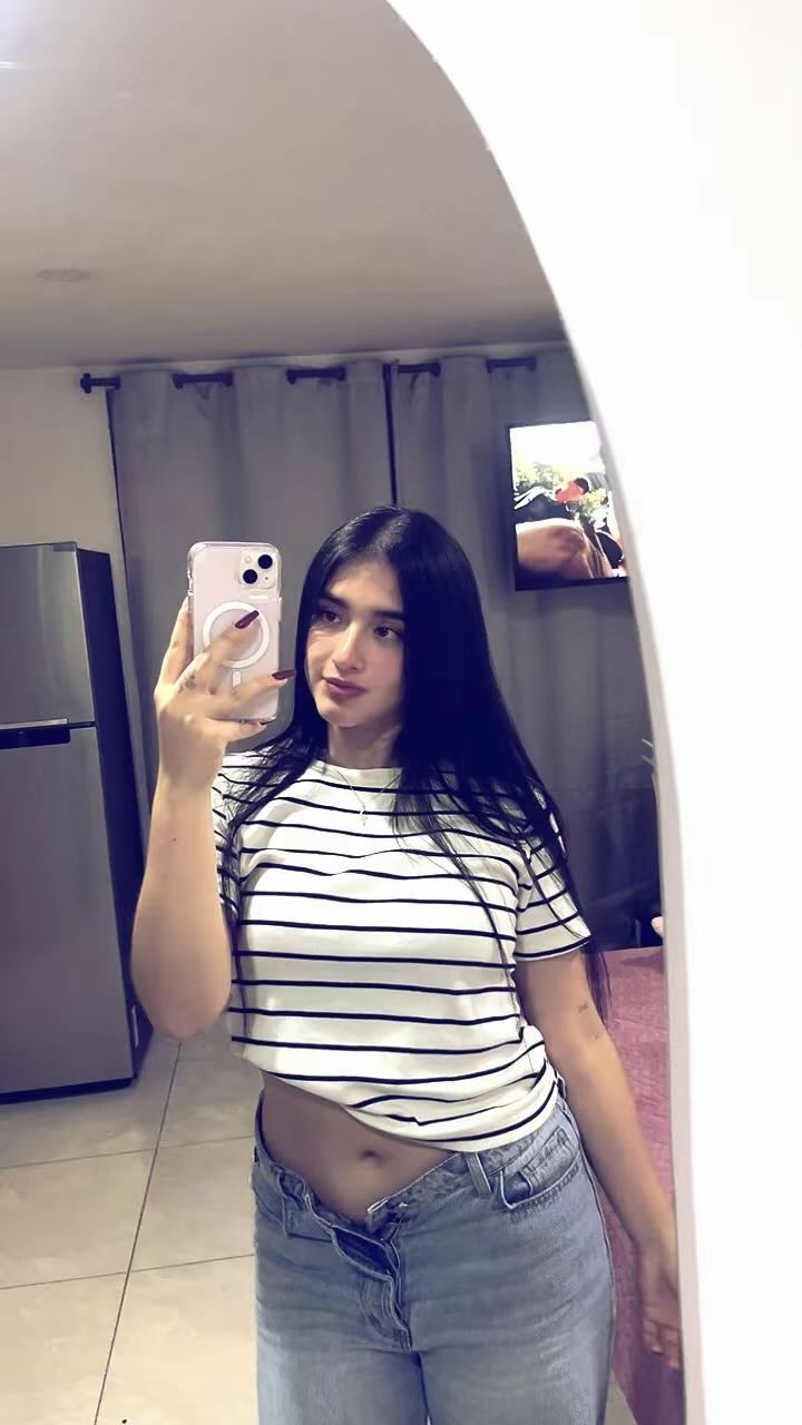 Verónica from Colombia online on Tochato, where a busy chat room means someone answers